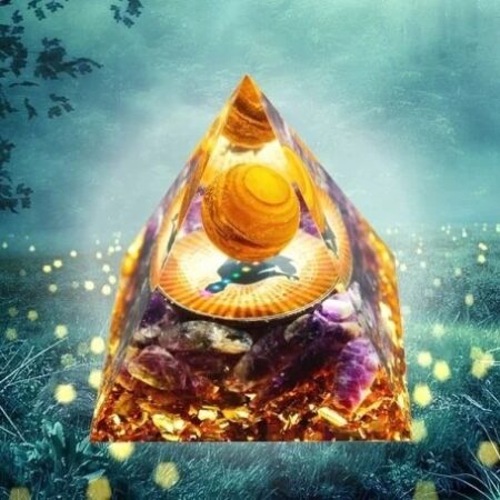 Pyramides orgonites énergétiques avec sphère dorée et cristaux violets dans un paysage onirique