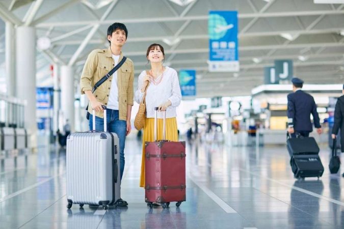 Couple avec valises dans un aéroport international prêt à voyager hors de l'Union Européenne.